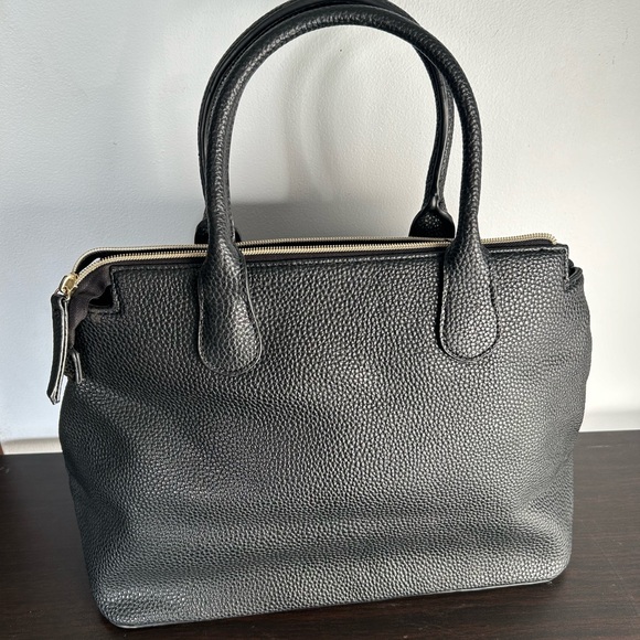 Kenneth Cole Reaction Handbag with gold details. - Picture 2 of 5